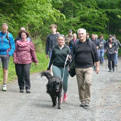 Mit Hut, mit Hund oder barfuß: Verschiedene Gruppen von Menschen waren im Siegengebirge unterwegs.