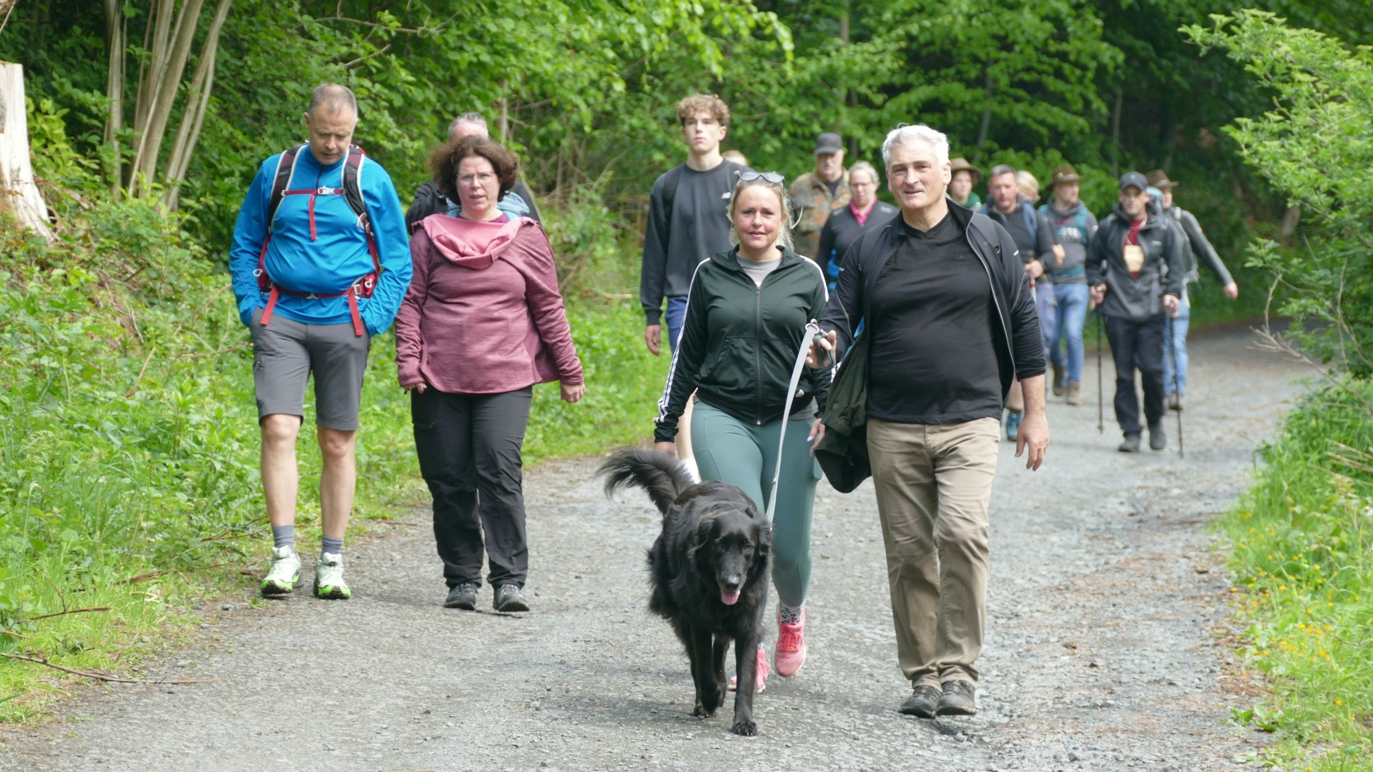 Mit Hut, mit Hund oder barfuß: Verschiedene Gruppen von Menschen waren im Siegengebirge unterwegs.