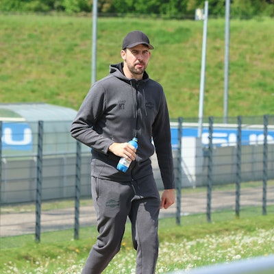 Kevin Theisen geht zum Spielfeld.