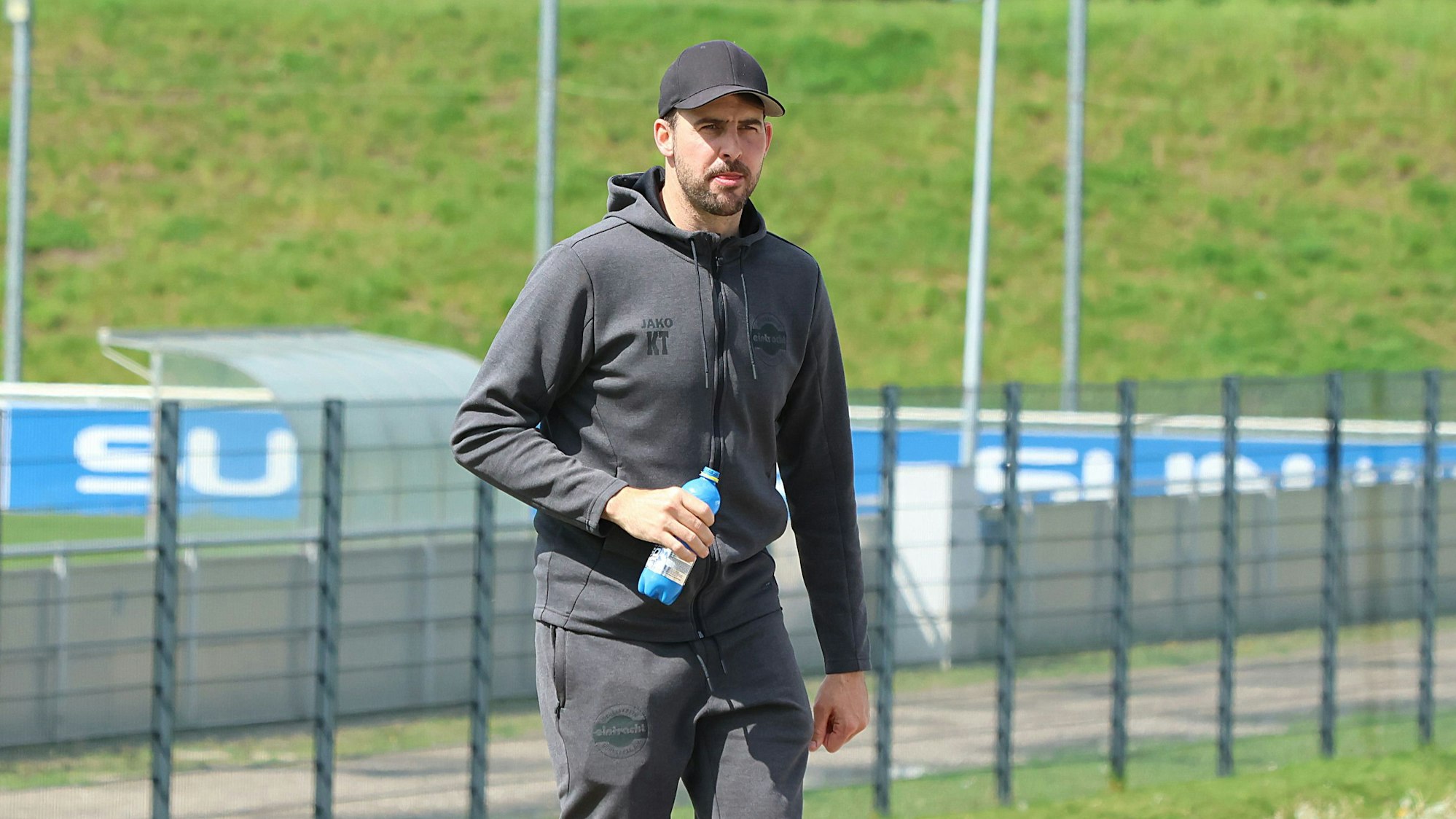 Kevin Theisen auf dem Weg zum Spielfeld.