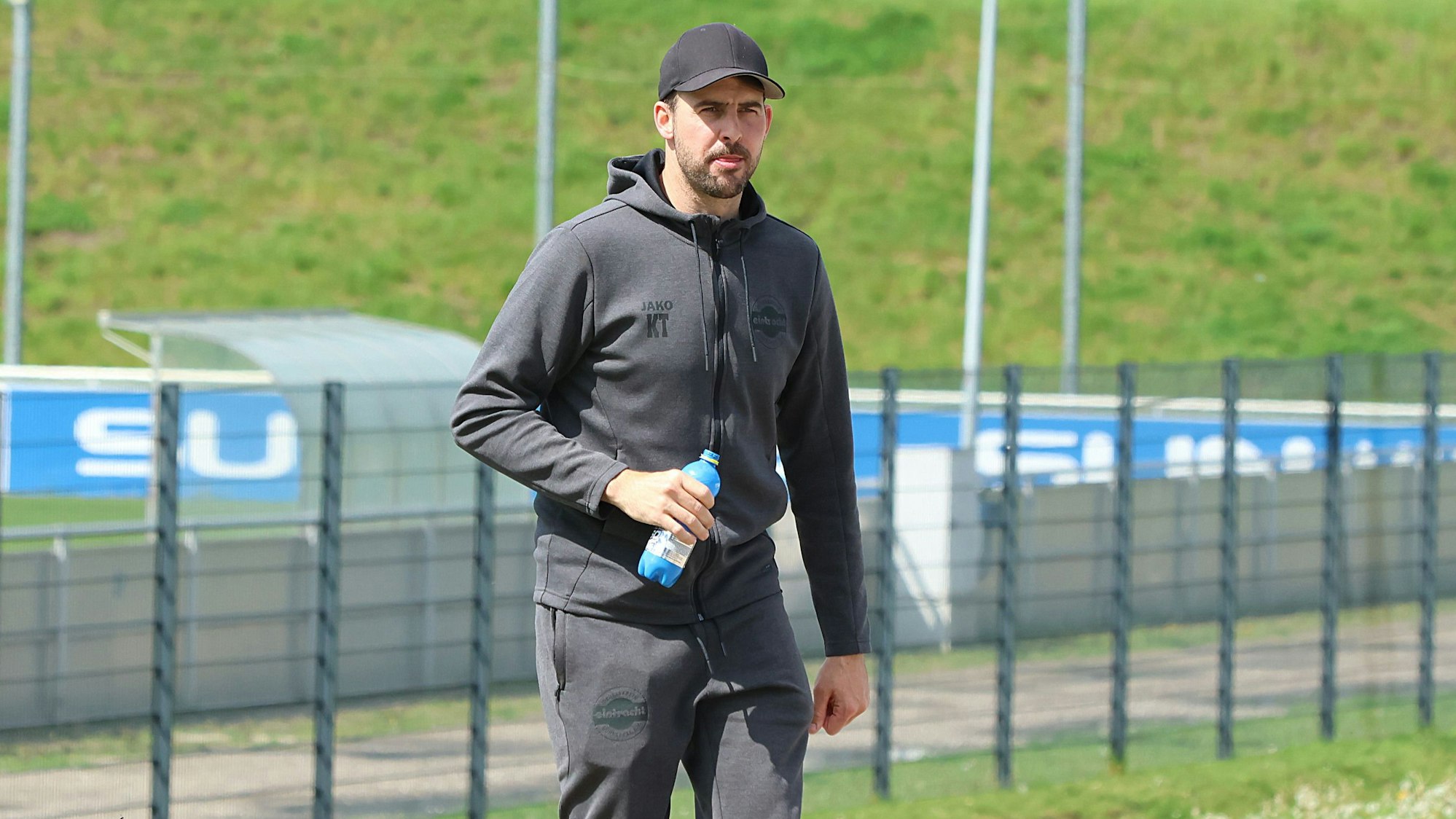 Kevin Theisen geht zum Spielfeld.