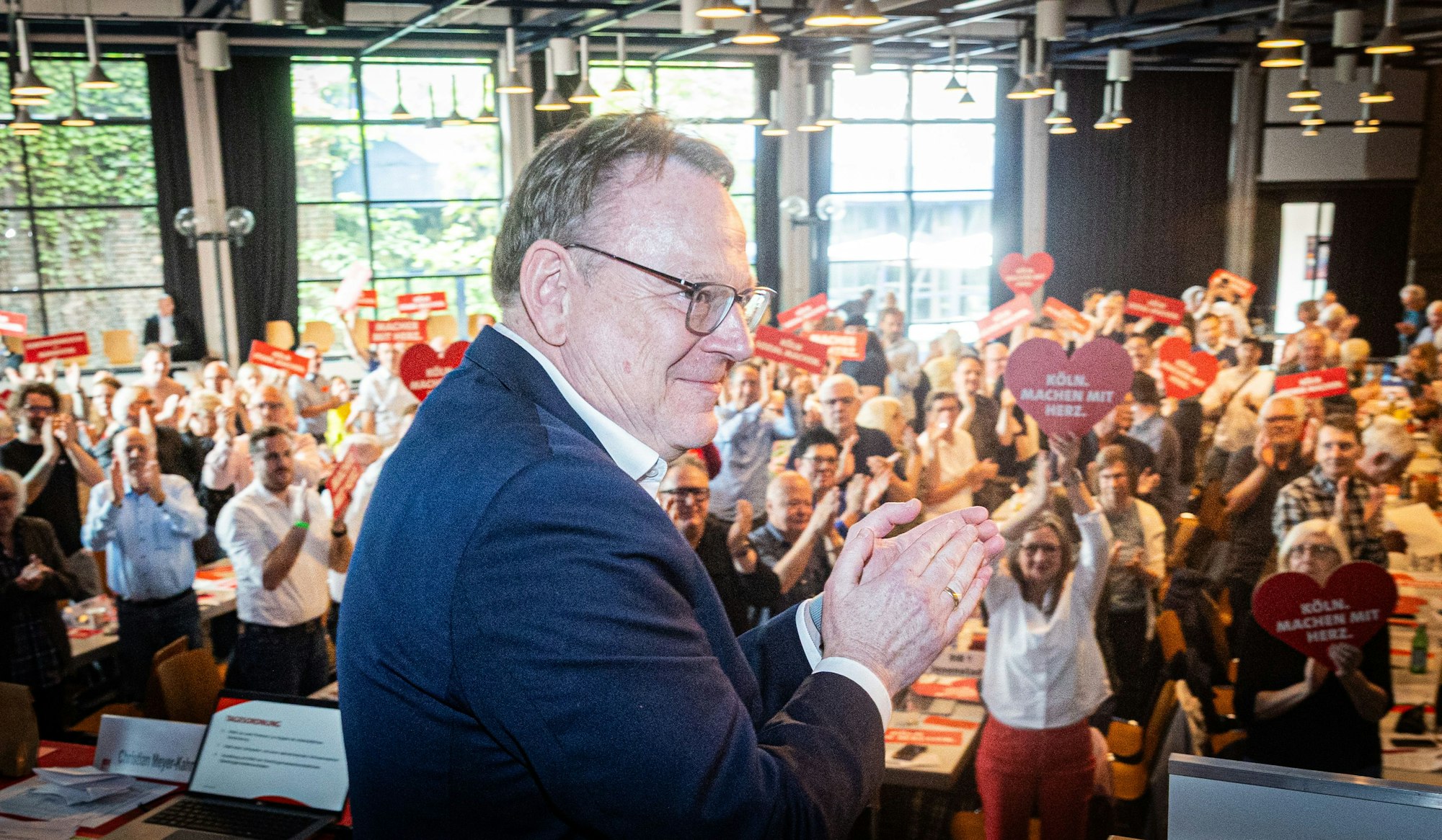 Der OB-Kandidat der Kölner SPD, Torsten Burmester, erhält Applaus von den Delegierten.