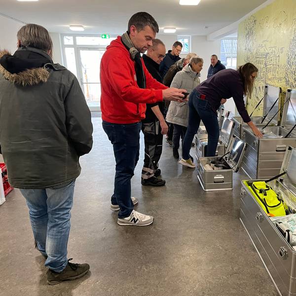 Freiwillige müssen im Bedarfsfall eine Anlaufstelle aufbauen, wie hier bei einer Schulung in Lüftelberg.