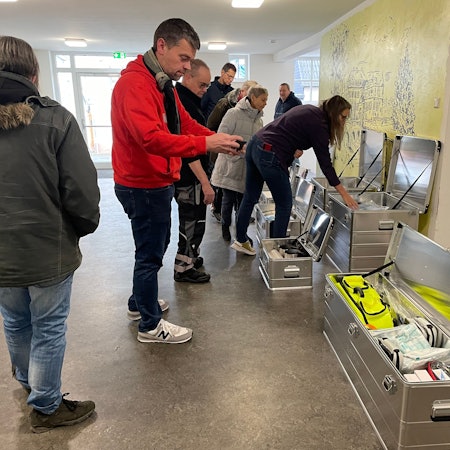 Freiwillige müssen im Bedarfsfall eine Anlaufstelle aufbauen, wie hier bei einer Schulung in Lüftelberg.