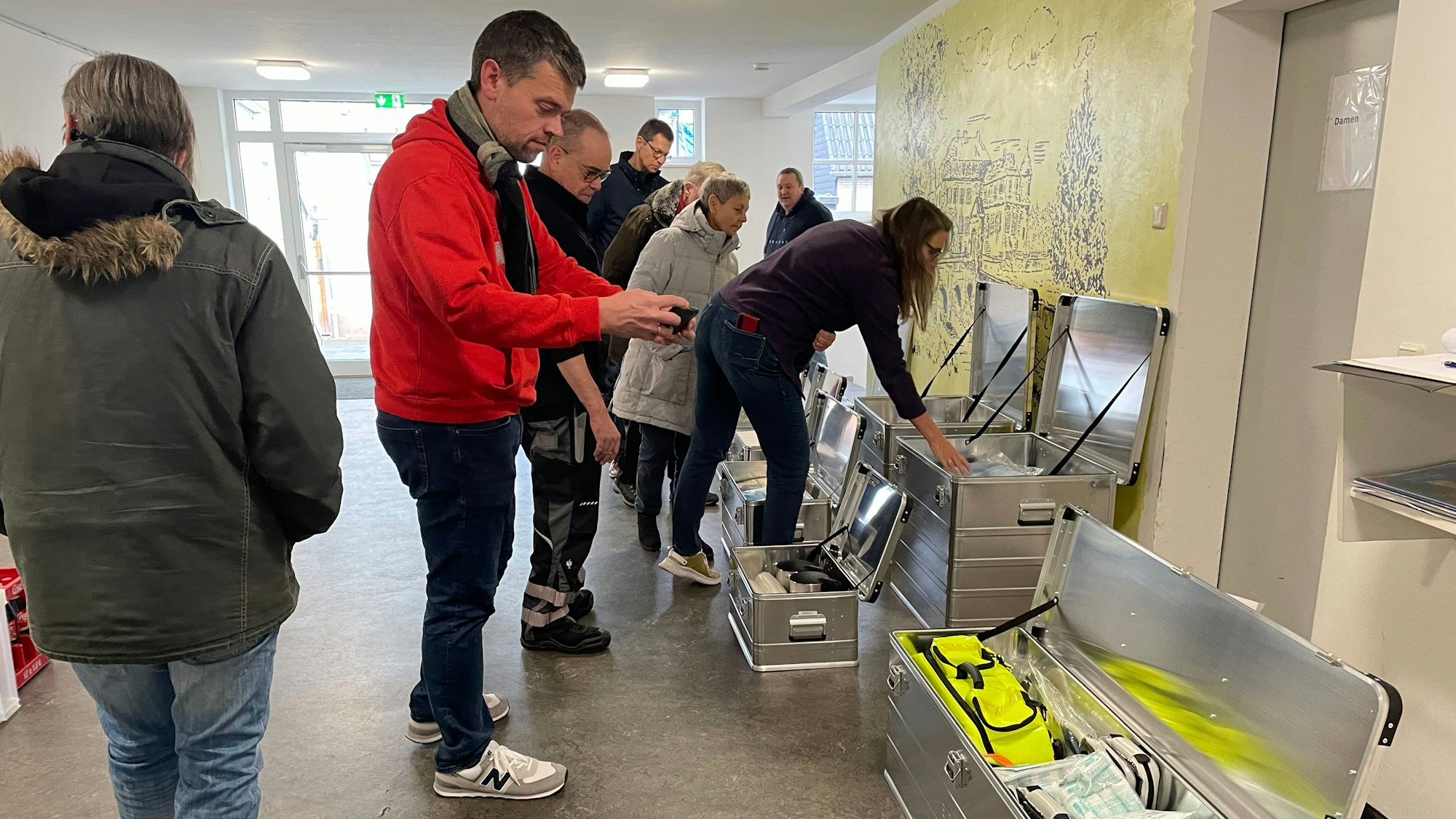 Freiwillige müssen im Bedarfsfall eine Anlaufstelle aufbauen, wie hier bei einer Schulung in Lüftelberg.