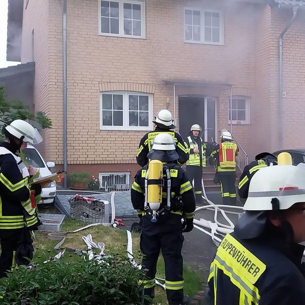 Rauch dringt aus dem Keller des Reihenhauses In der Wirdau in Bierth.