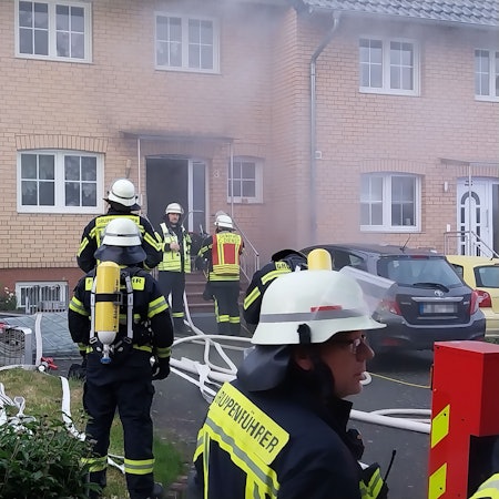 Rauch dringt aus dem Keller des Reihenhauses In der Wirdau in Bierth.