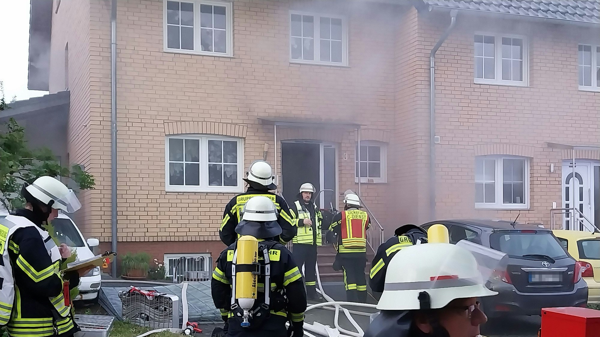 Rauch dringt aus dem Keller des Reihenhauses In der Wirdau in Bierth.