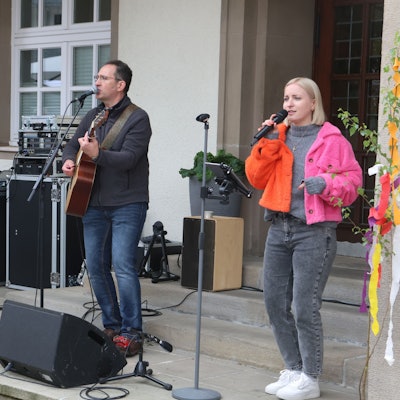 Ein Trio mit zwei Gitarren.