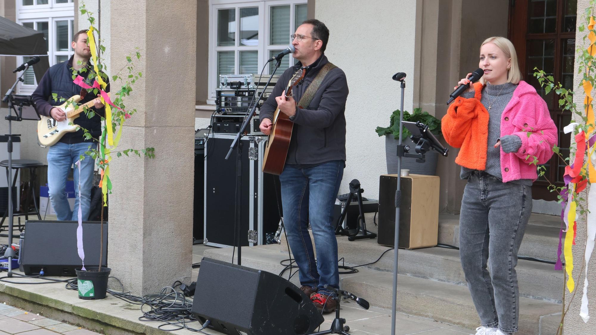 Ein Trio mit zwei Gitarren.