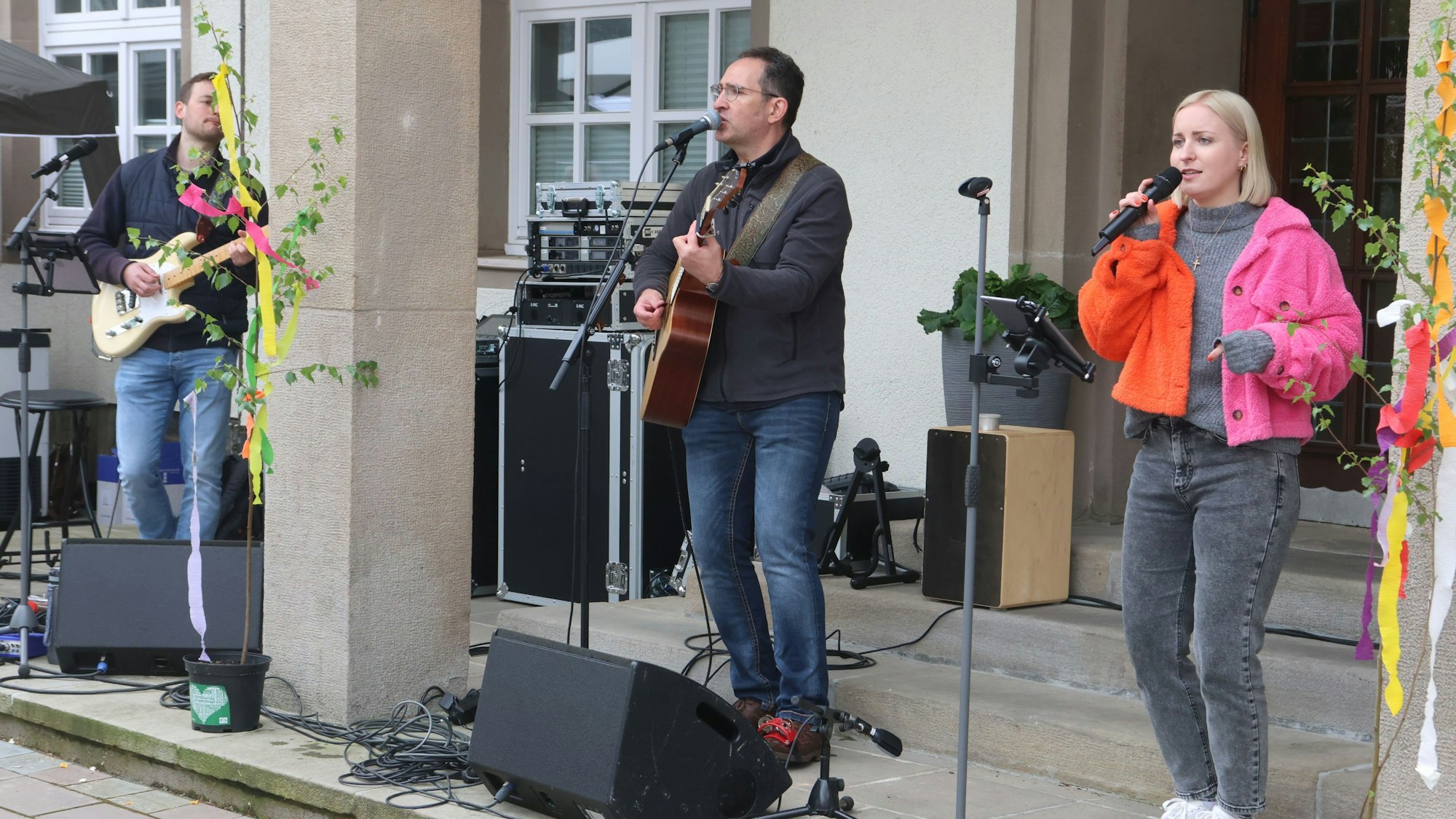 Ein Trio mit zwei Gitarren.