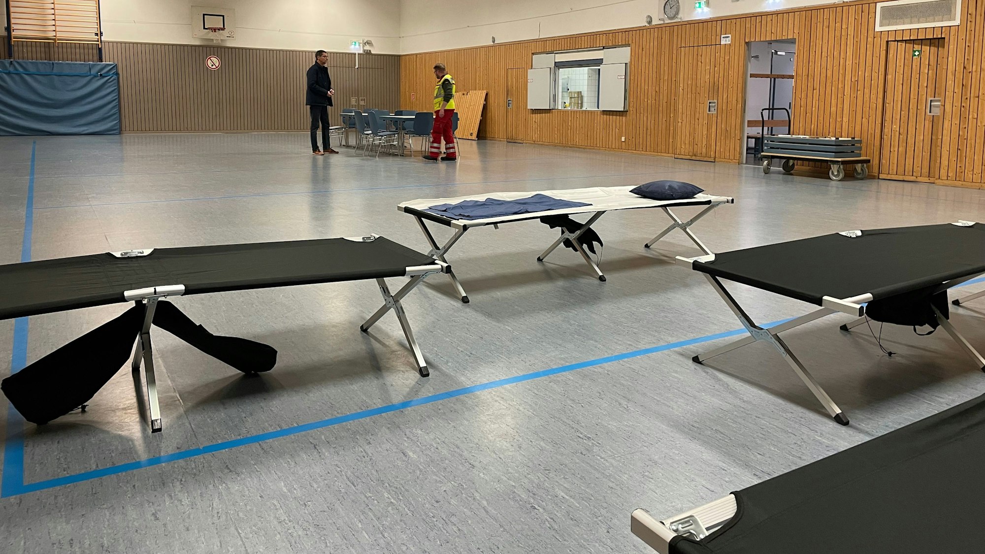 Bis zu 150 Feldbetten können in einer Anlaufstelle errichtet werden.