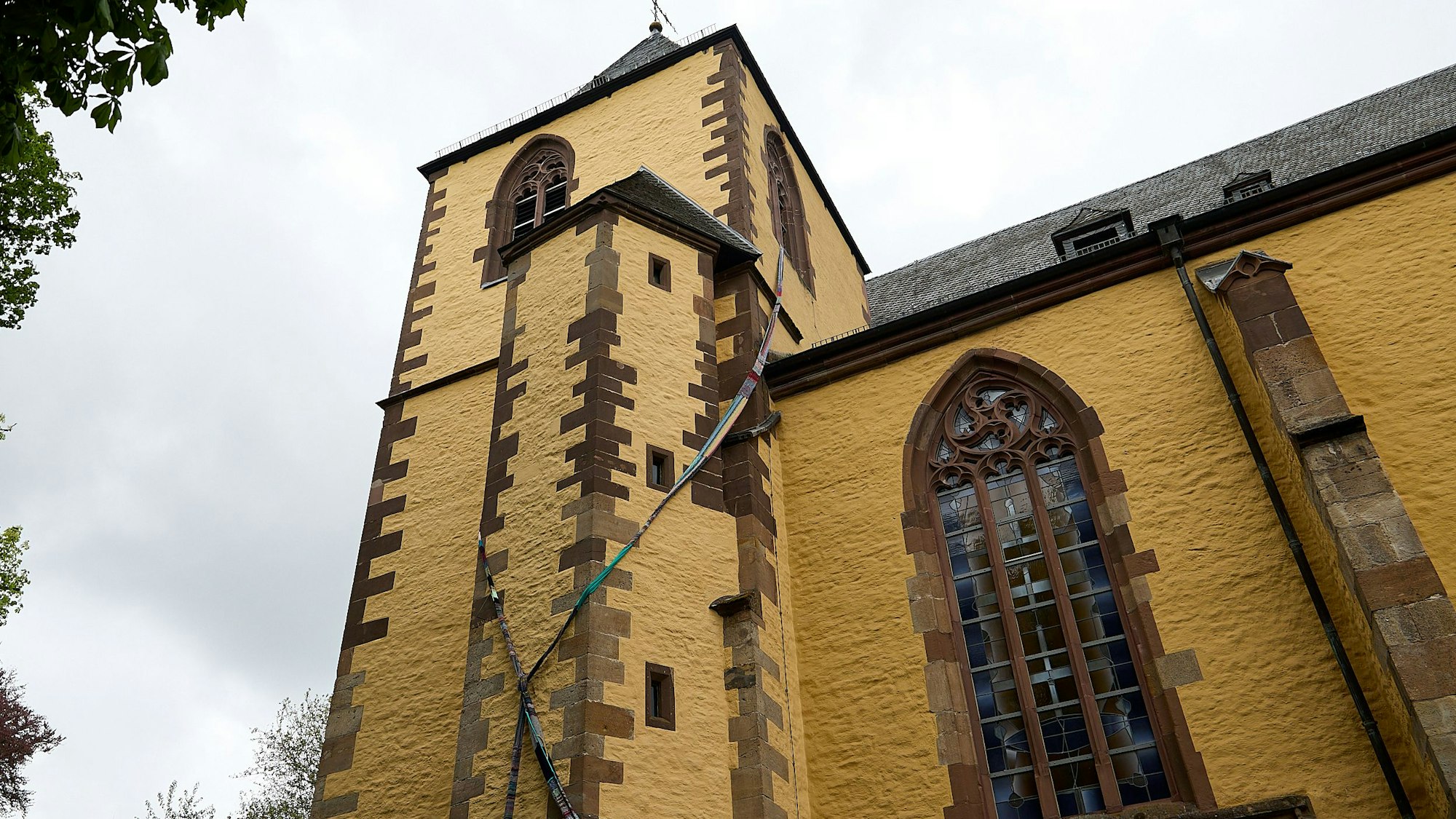 Der Glockenturm der Schlosskirche hat einen 25 Meter langen umgelegt bekommen.
