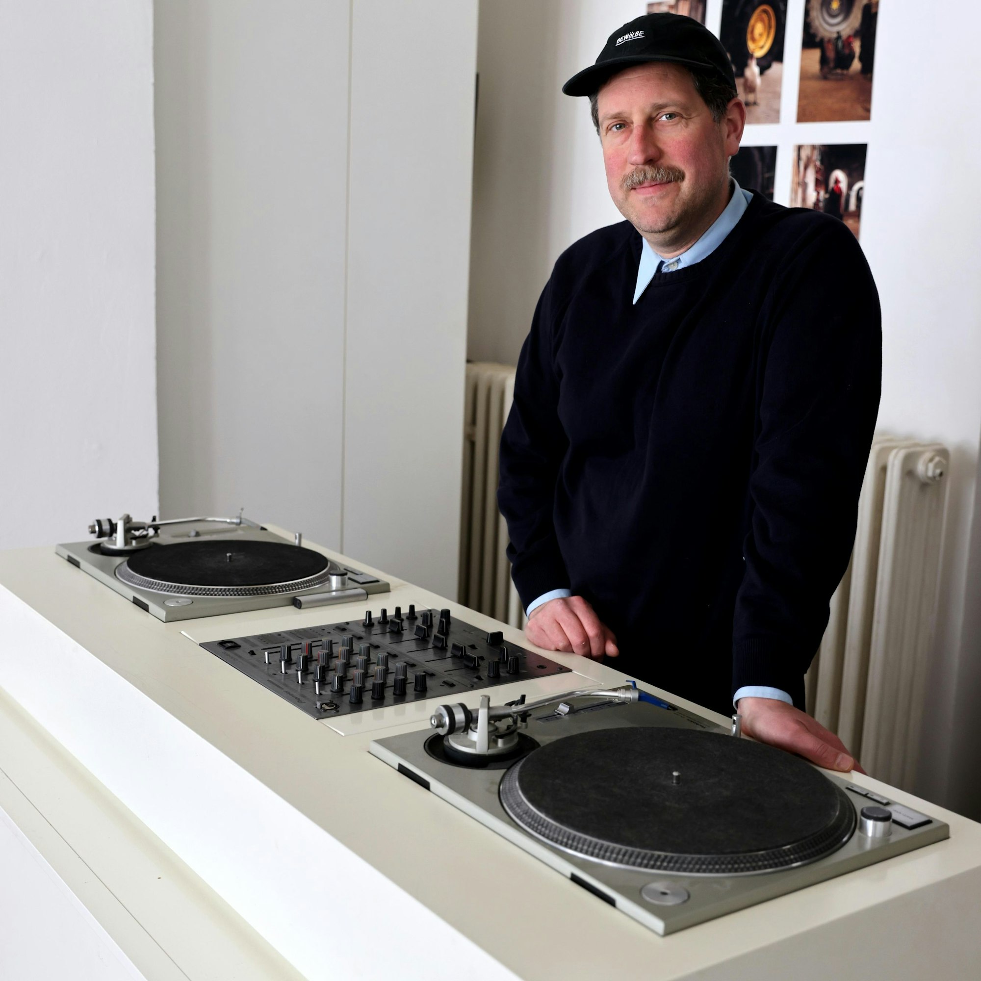 Das DJ-Pult von Martin Schmitz steht mitten im Raum.