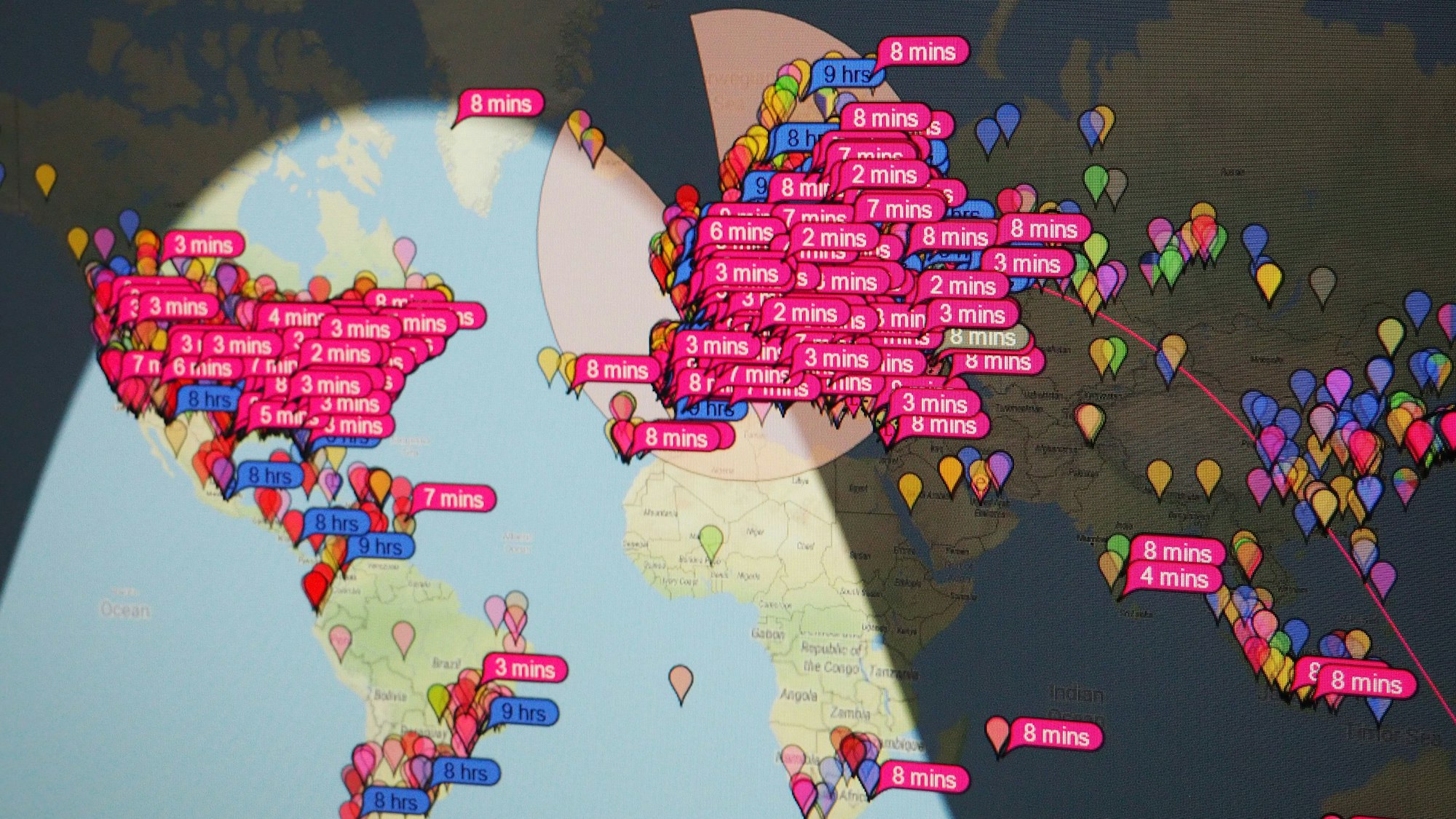 Auf einer Weltkarte ist durch rote Markierungen zu sehen, wo der Funker gerade Kontakt mit einem anderen Funker hatte.