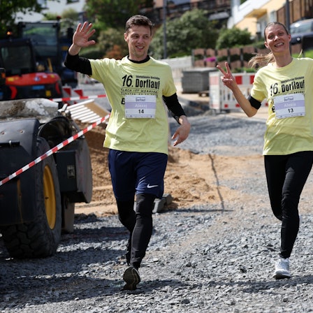 Das Foto zeigt zwei Teilnehmende des Biesfelder Dorflaufs.