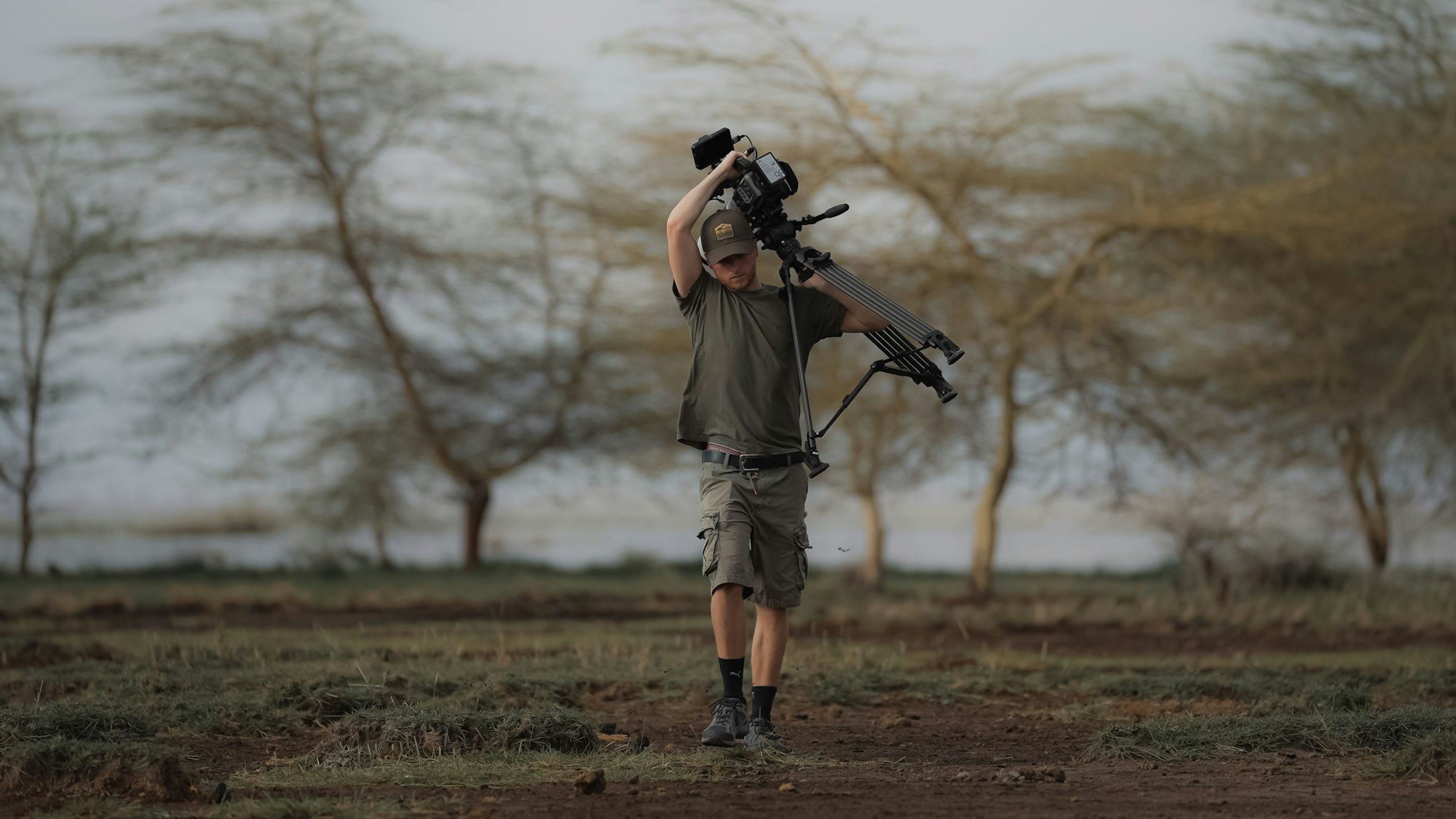 Ein Mann trägt eine Kamera.