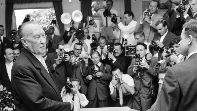Stimmabgabe zur Bundestagswahl 1961: Konrad Adenauer im Wahllokal.