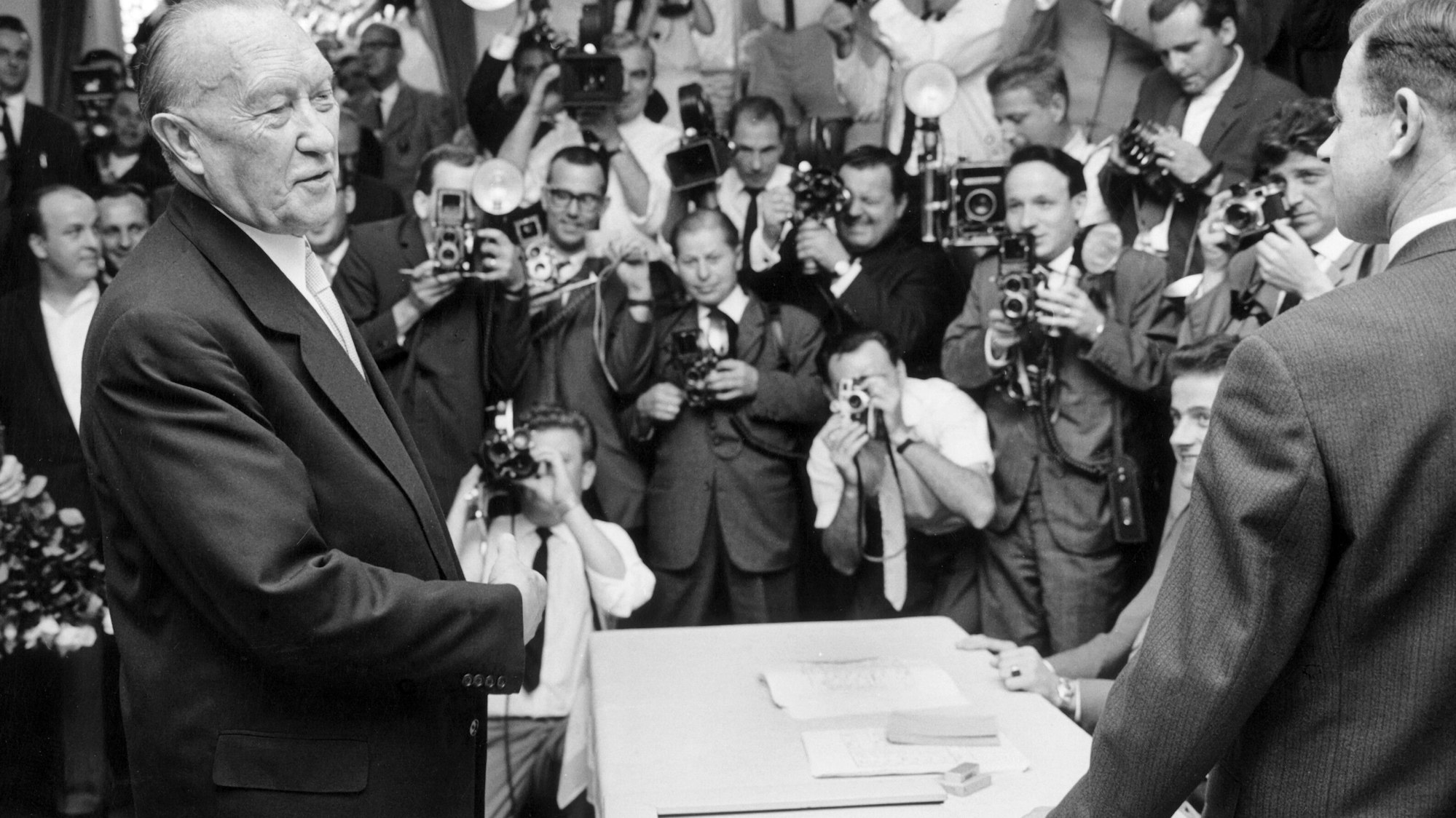 Stimmabgabe zur Bundestagswahl 1961: Konrad Adenauer im Wahllokal.