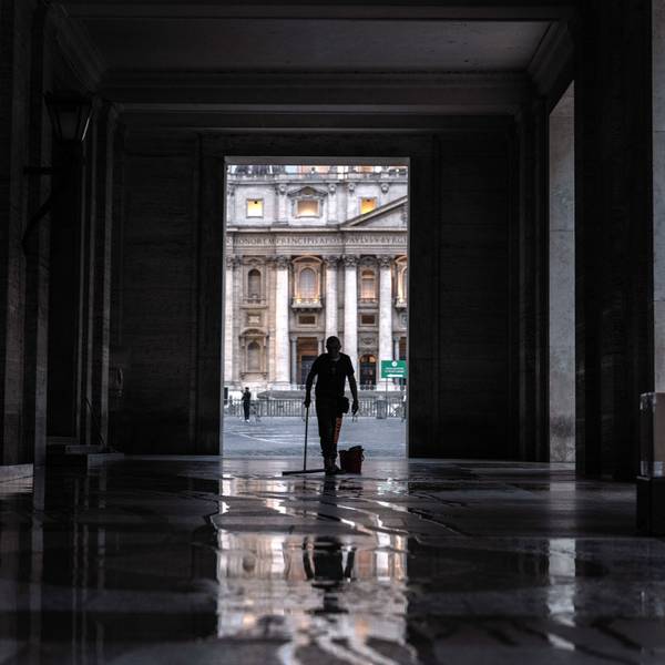 Vatikan, Vatikanstadt: Ein Mann reinigt am frühen Morgen vor dem Petersdom. Am 7. Mai beginnt das Konklave zur Wahl eines neuen Papstes.
