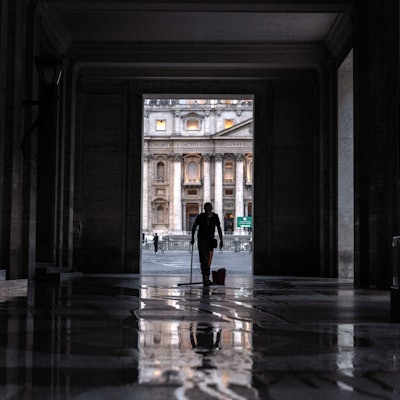 Vatikan, Vatikanstadt: Ein Mann reinigt am frühen Morgen vor dem Petersdom. Am 7. Mai beginnt das Konklave zur Wahl eines neuen Papstes.