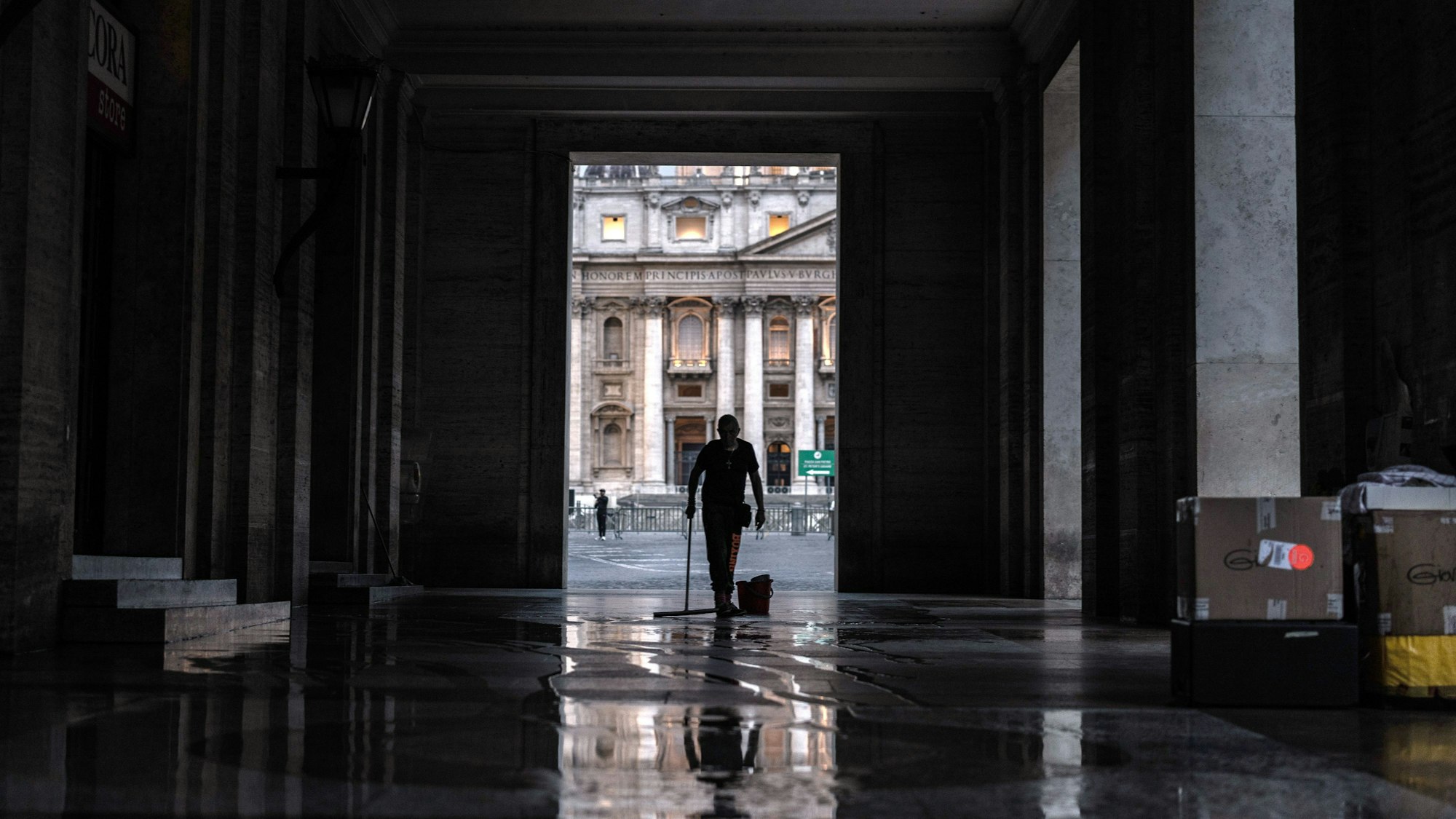 Vatikan, Vatikanstadt: Ein Mann reinigt am frühen Morgen vor dem Petersdom. Am 7. Mai beginnt das Konklave zur Wahl eines neuen Papstes.