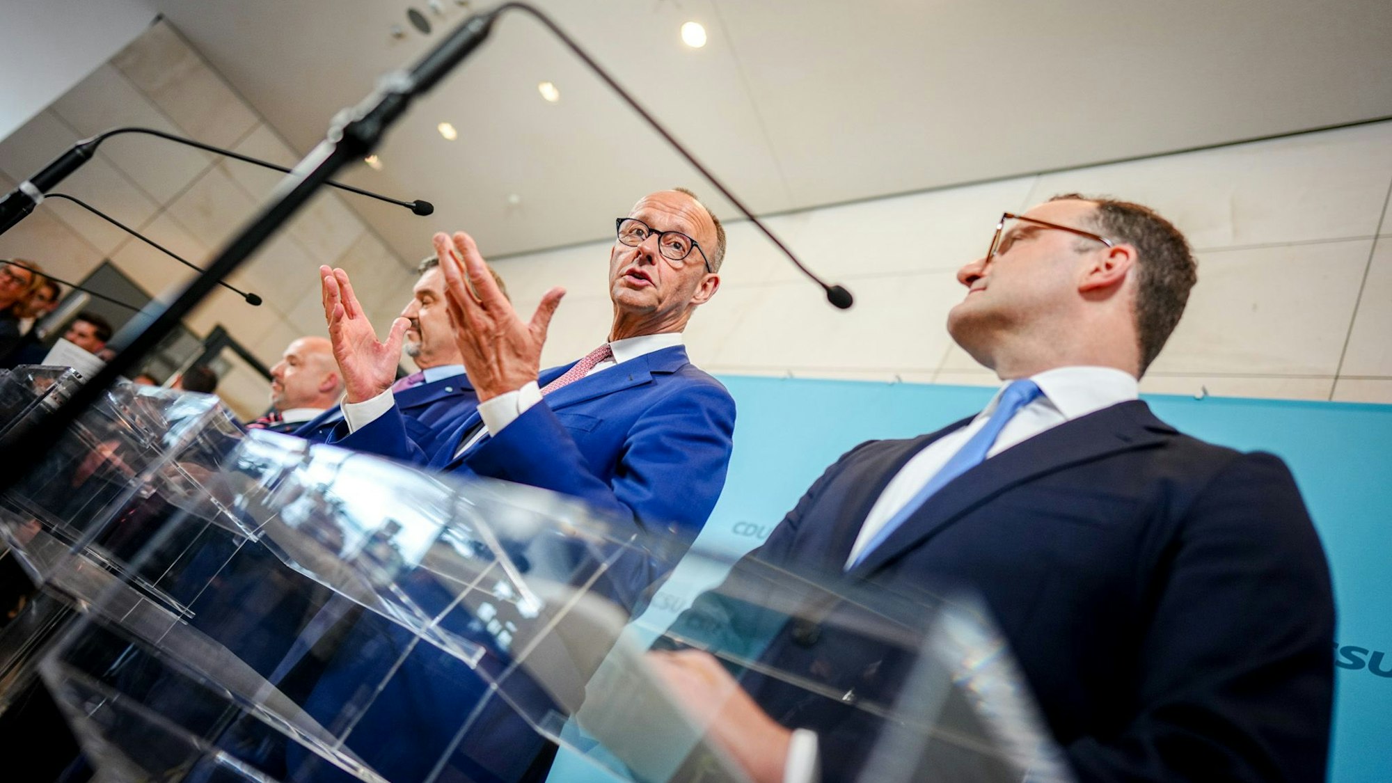 05.05.2025, Berlin: Alexander Hoffmann (l-r), CSU-Landesgruppenchef, Markus Söder, CSU-Vorsitzender und Ministerpräsident von Bayern, Friedrich Merz, Unions-Kanzlerkandidat und CDU-Bundesvorsitzender, und Jens Spahn (CDU), neu gewählter Vorsitzender der CDU/CSU-Bundestagsfraktion, geben nach der Sitzung ihrer Bundestagsfraktion eine Pressekonferenz. Foto: Kay Nietfeld/dpa +++ dpa-Bildfunk +++