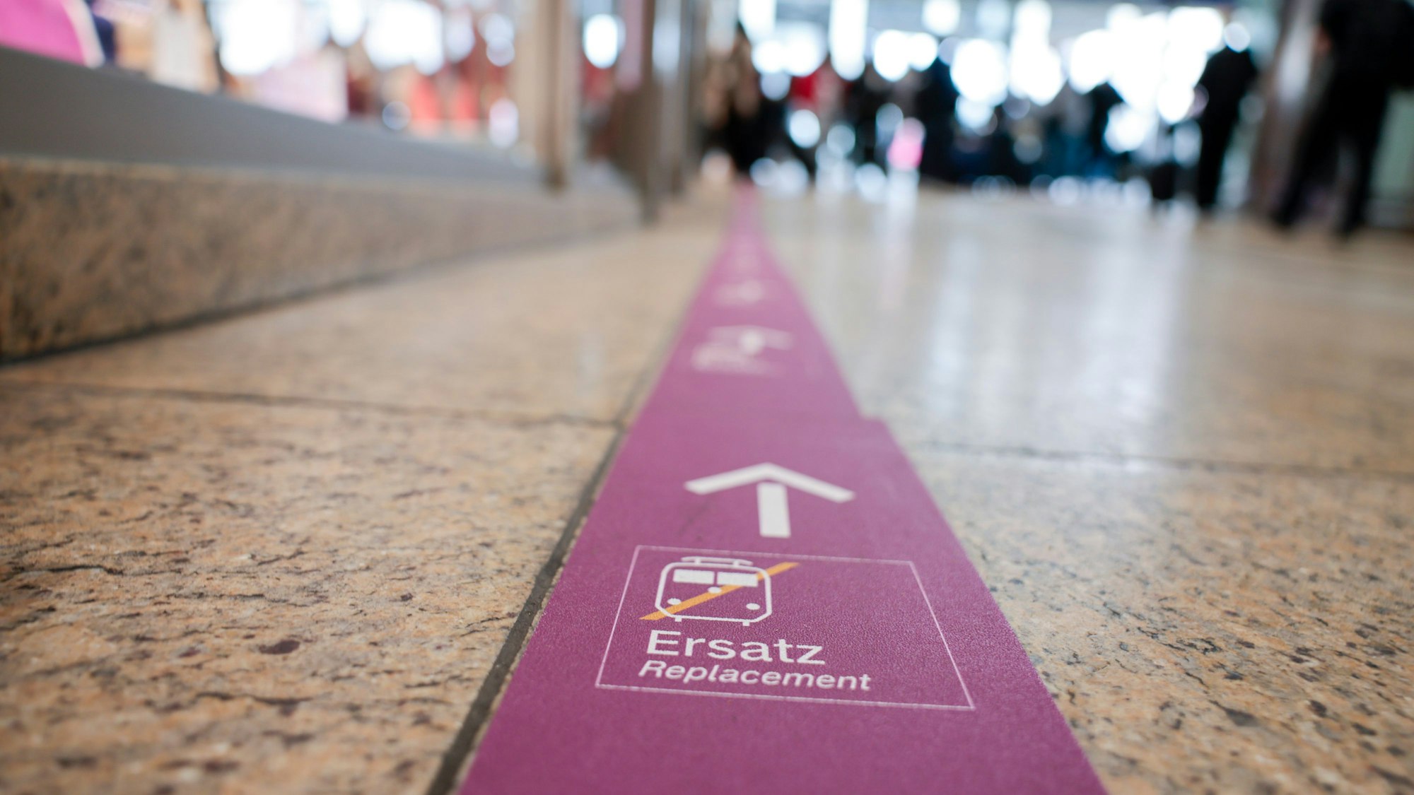 Geklebte Markierungen führt zu den Bussen.