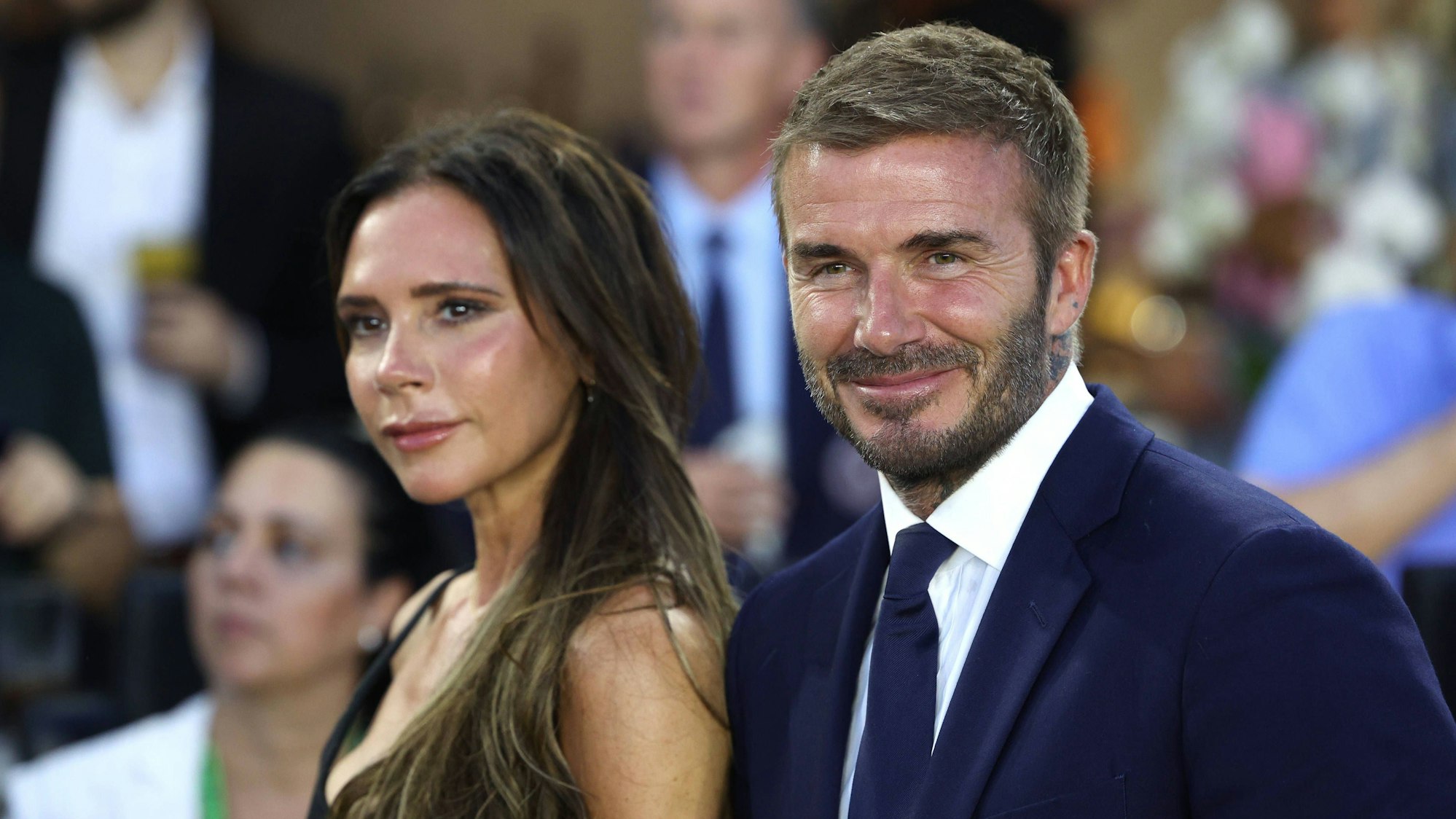 Victoria Beckham und David Beckham nach einem Fußballspiel im Publikum.