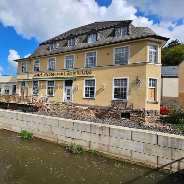 Das Foto zeigt das bei der Flut schwer beschädigte Hotel Friedrichs in Gemünd.