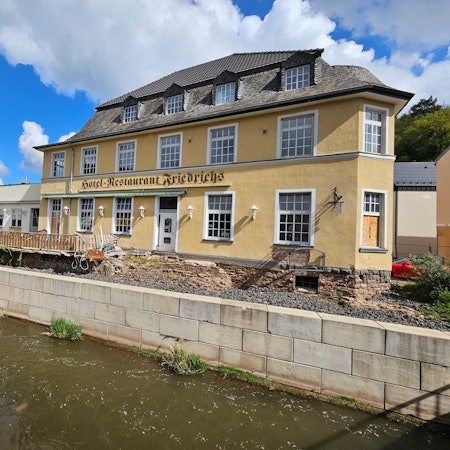 Das Foto zeigt das bei der Flut schwer beschädigte Hotel Friedrichs in Gemünd.