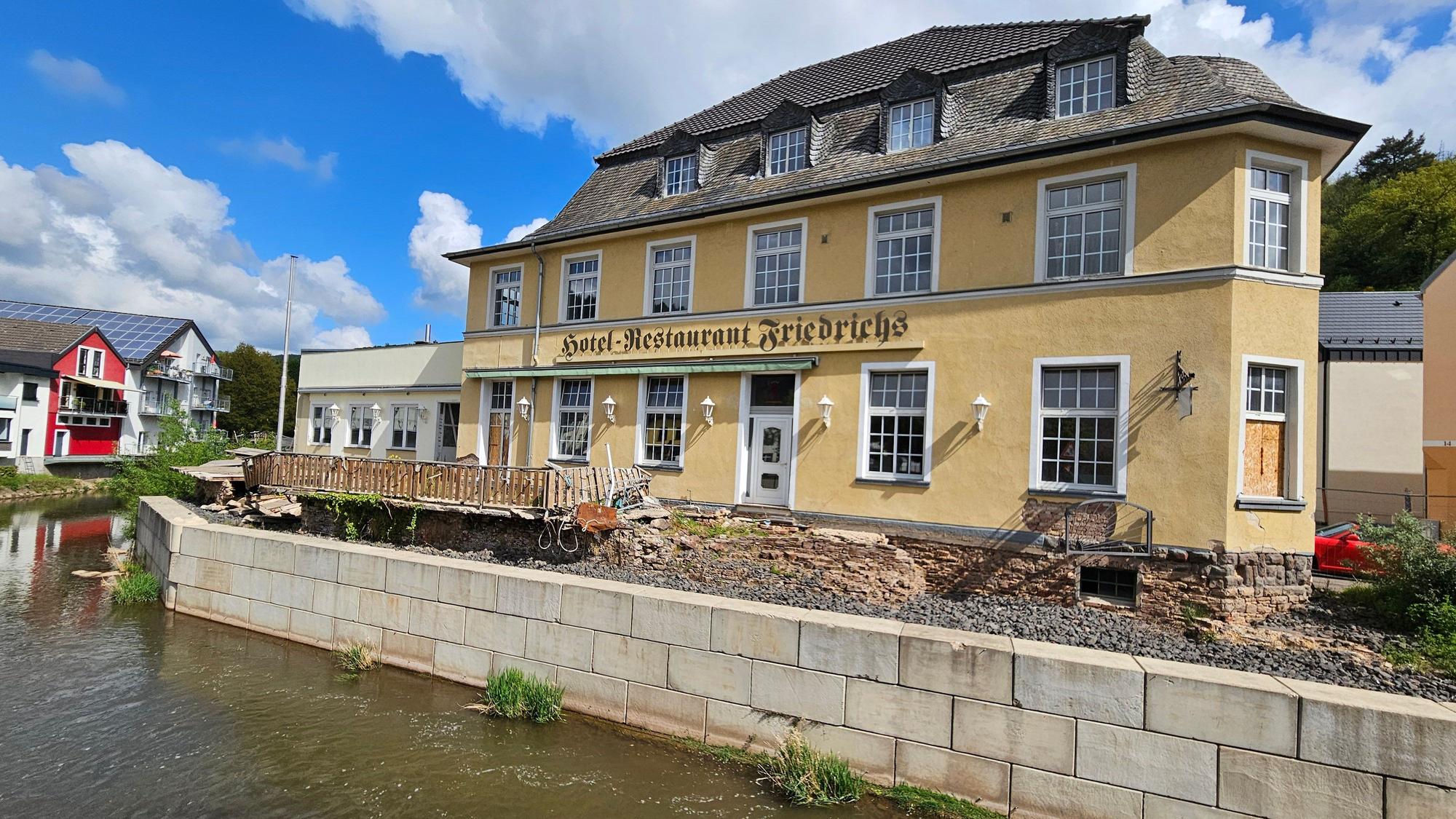 Das Foto zeigt das bei der Flut schwer beschädigte Hotel Friedrichs in Gemünd.