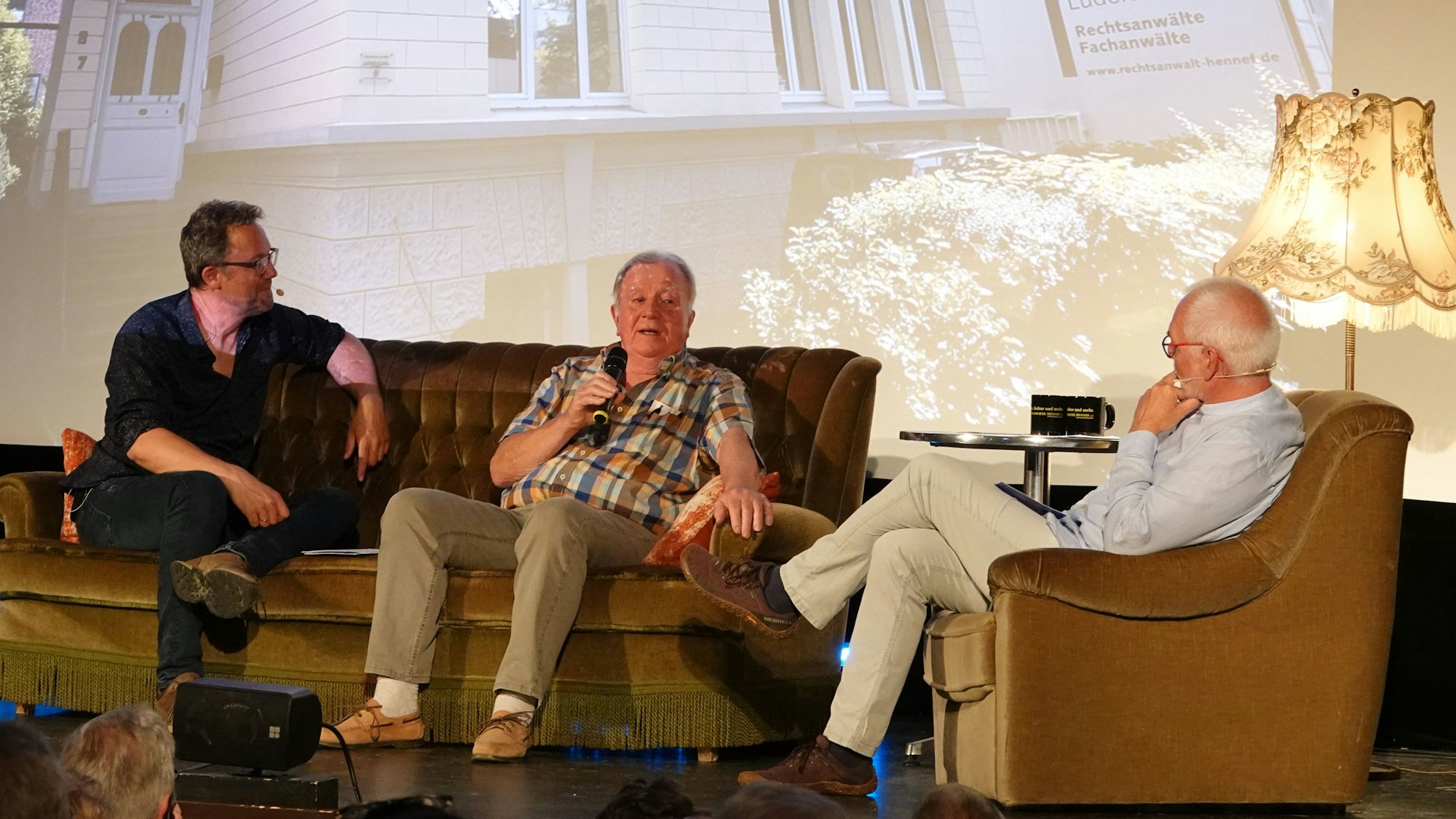 Freerk Baumann und Ralf Rohrmoser-von Glasow empfingen auf dem Hennefer Sofa ihre Talkgäste. Manfred Winterscheid hat 45 Jahre im Chronos-Werk gearbeitet.