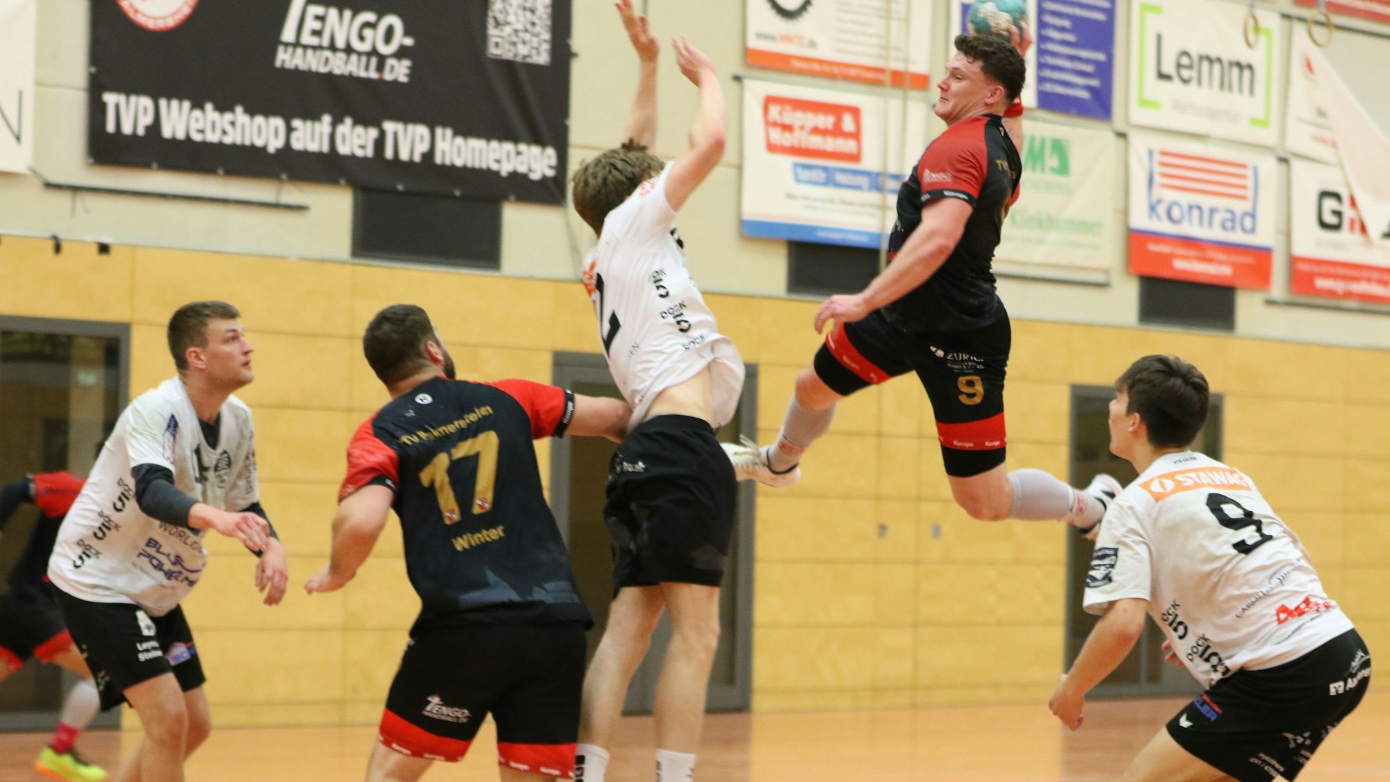 Palmersheims Spieler Marius Schmitz springt höher als die Gegenspieler.