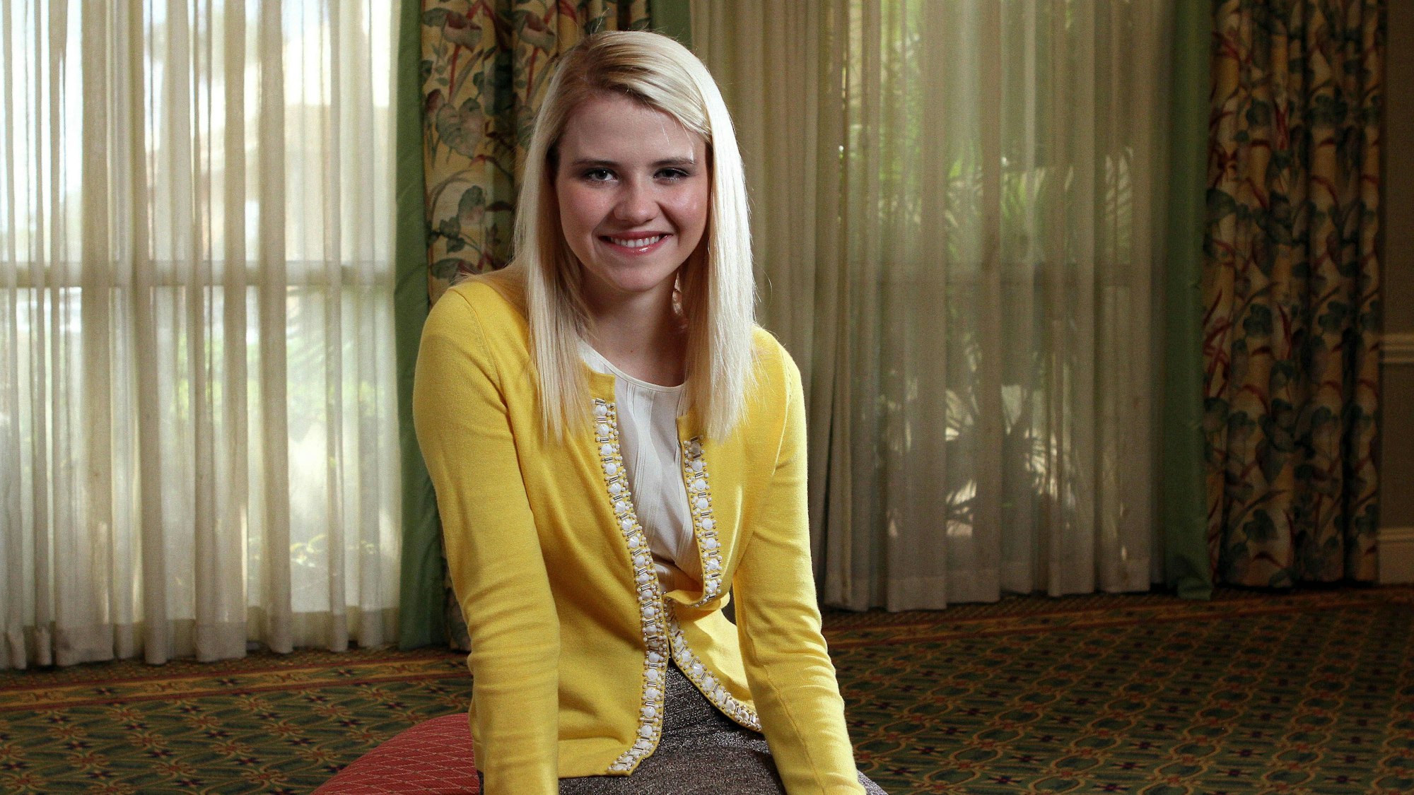 Elizabeth Smart posiert für einen Fotografen.
