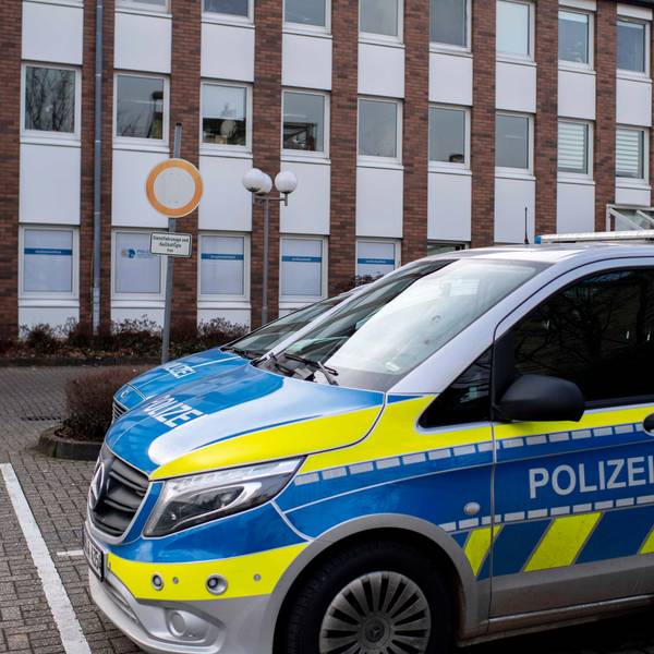 Einsatzwagen vor einer Polizeiwache (Symbolfoto).