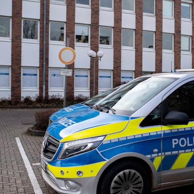 Einsatzwagen vor einer Polizeiwache (Symbolfoto).