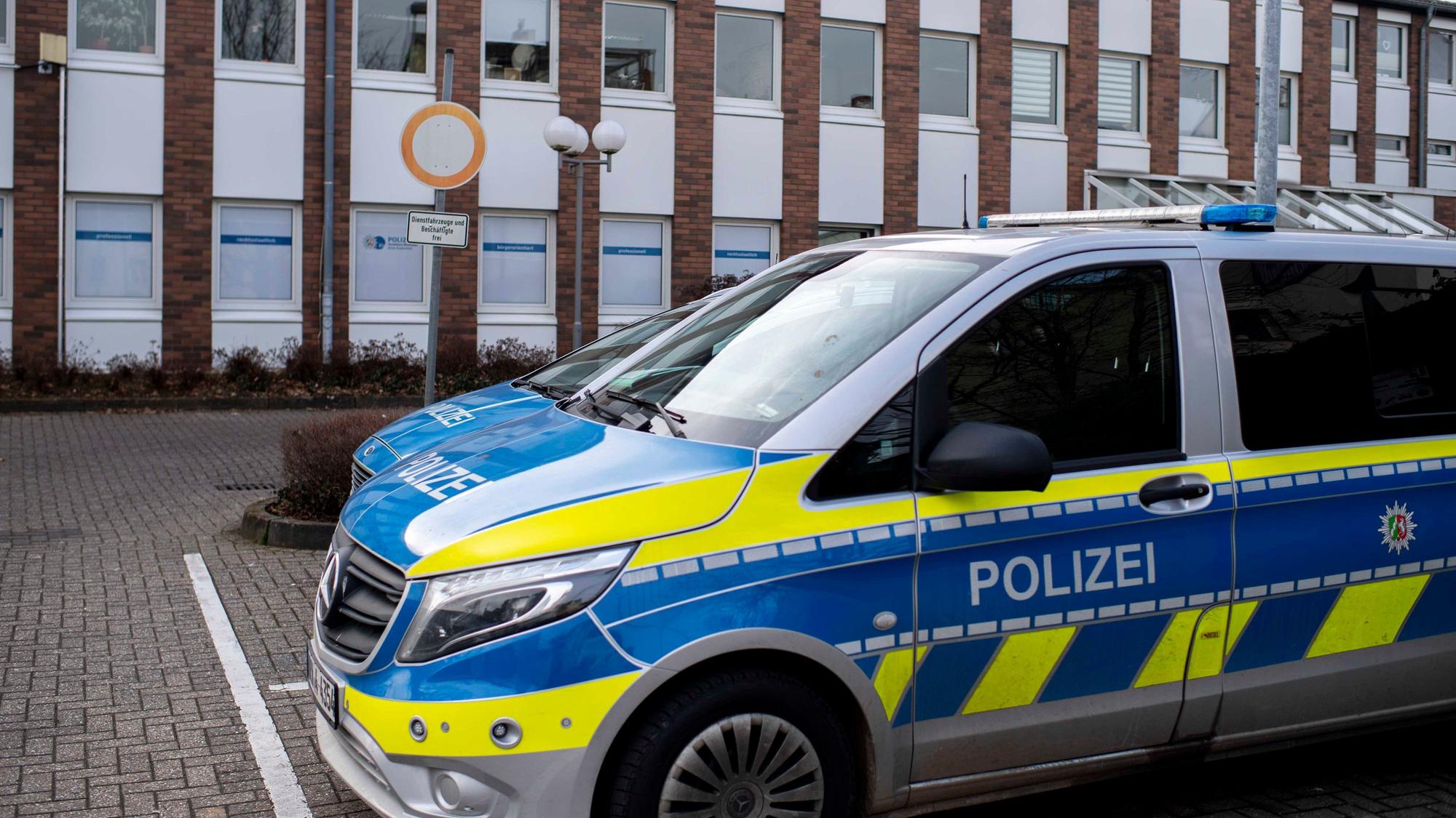 Einsatzwagen vor einer Polizeiwache (Symbolfoto).