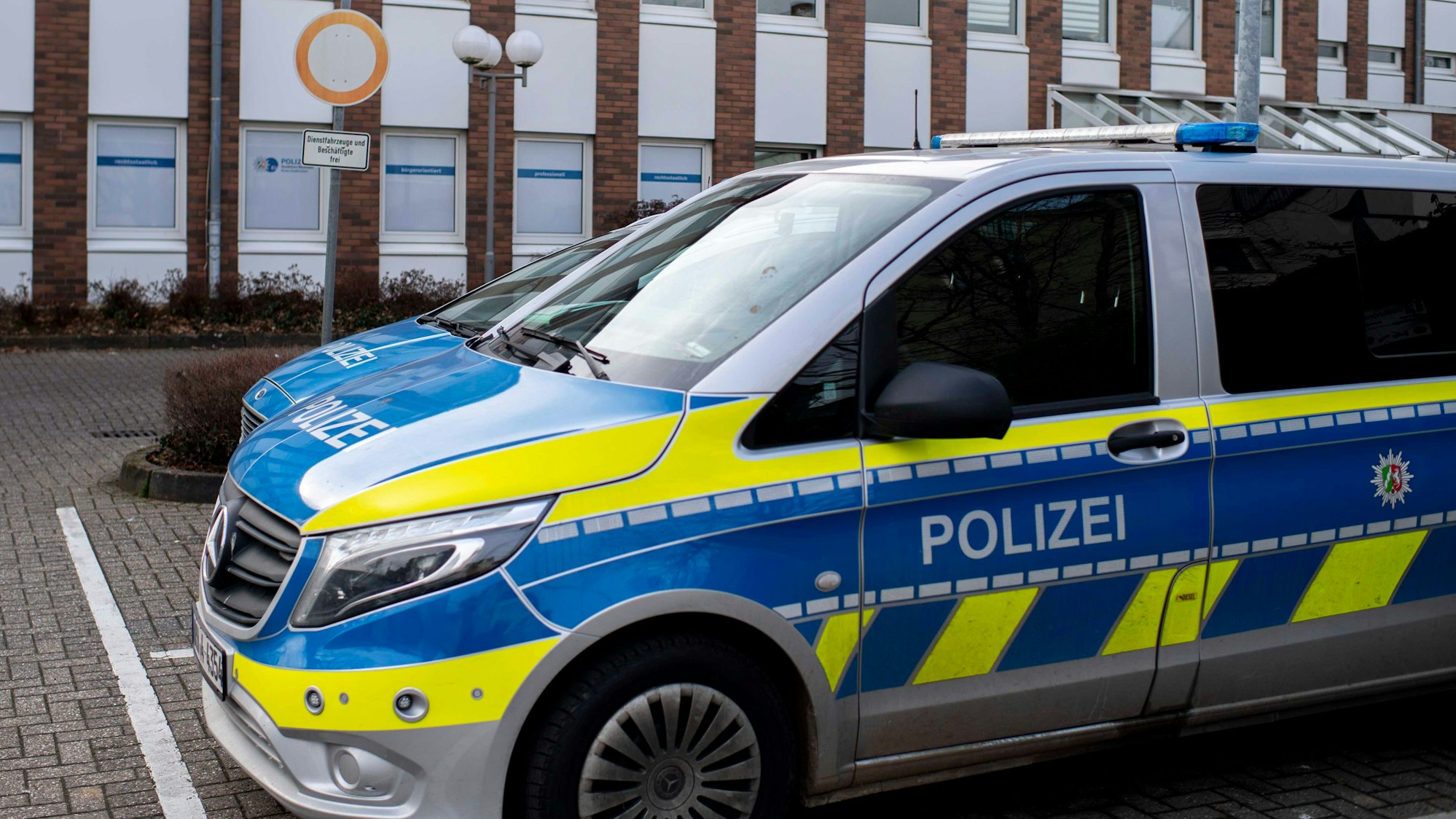 Vor der Polizeiwache in Euskirchen stehen zwei Einsatzfahrzeuge der Polizei.