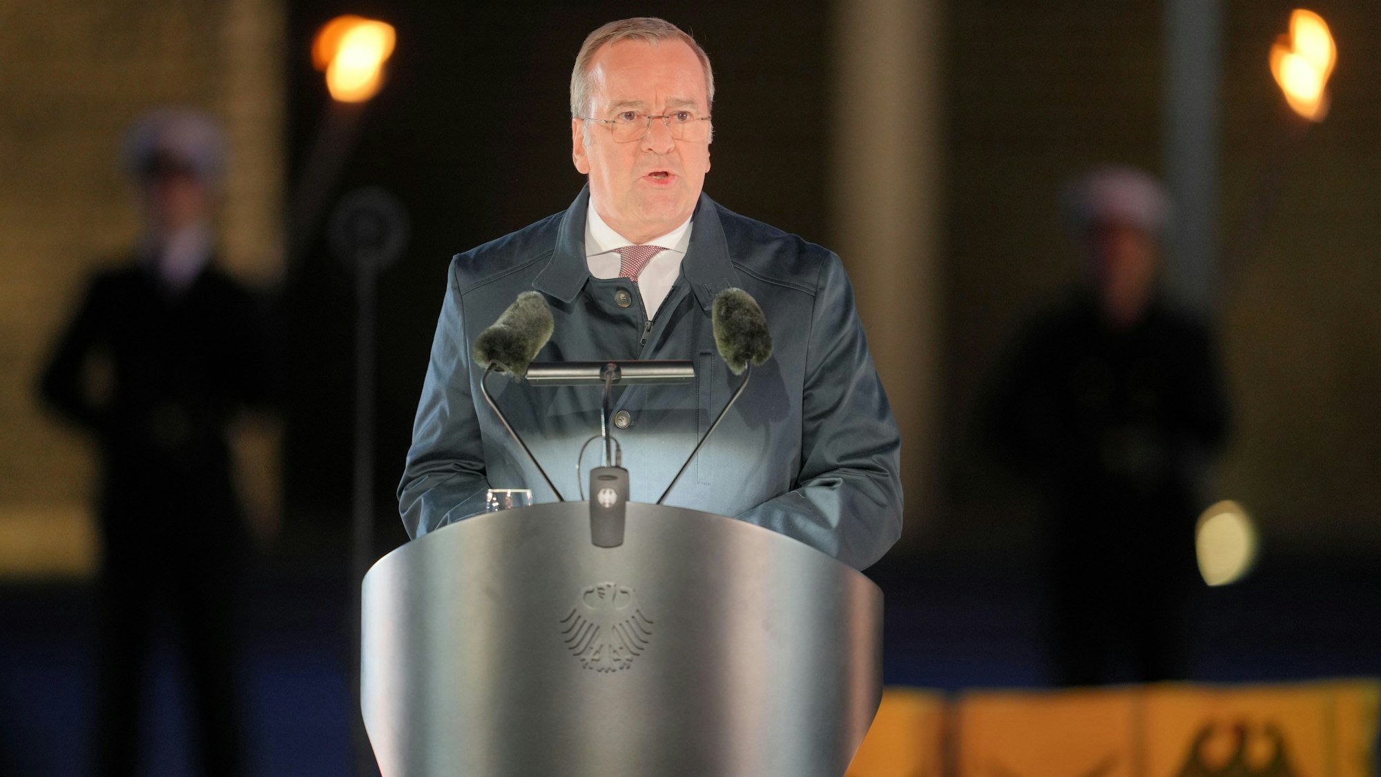 05.05.2025, Berlin: Boris Pistorius (SPD), Verteidigungsminister, spricht beim großen Zapfenstreich der Bundeswehr anlässlich der Verabschiedung des geschäftsführenden Bundeskanzlers Olaf Scholz (SPD). Mit der Militärzeremonie nach Sonnenuntergang im Fackelschein werden vor dem Verteidigungsministerium in Berlin traditionell alle Kanzler, Bundespräsidenten, Verteidigungsminister und hochrangige Militärs bei ihrem Ausscheiden geehrt. Foto: Michael Kappeler/dpa +++ dpa-Bildfunk +++