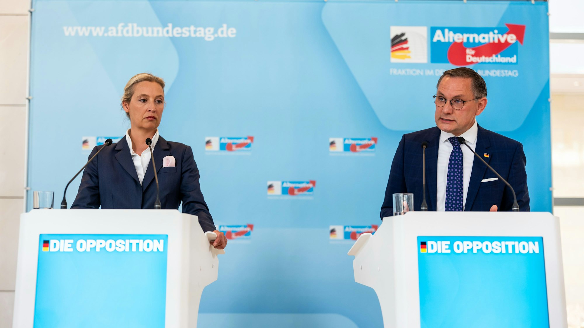 05.05.2025, Berlin: Tino Chrupalla, AfD-Bundesvorsitzender und Fraktionsvorsitzender der AfD, und Alice Weidel, Fraktionsvorsitzende der AfD, stehen beim Pressestatment im Bundestag. Foto: Michael Kappeler/dpa +++ dpa-Bildfunk +++