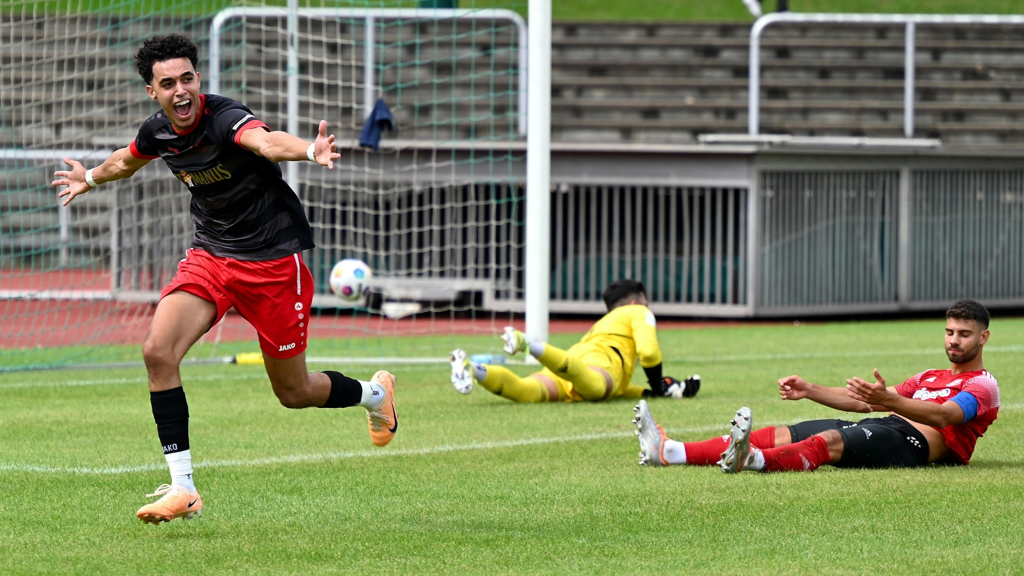 13.08.2023, Fussball-Berg Gladbach 09-SpVg. Porz
1:0 für Porz durch Soufian Amaadacho (links)
Foto: Uli Herhaus
