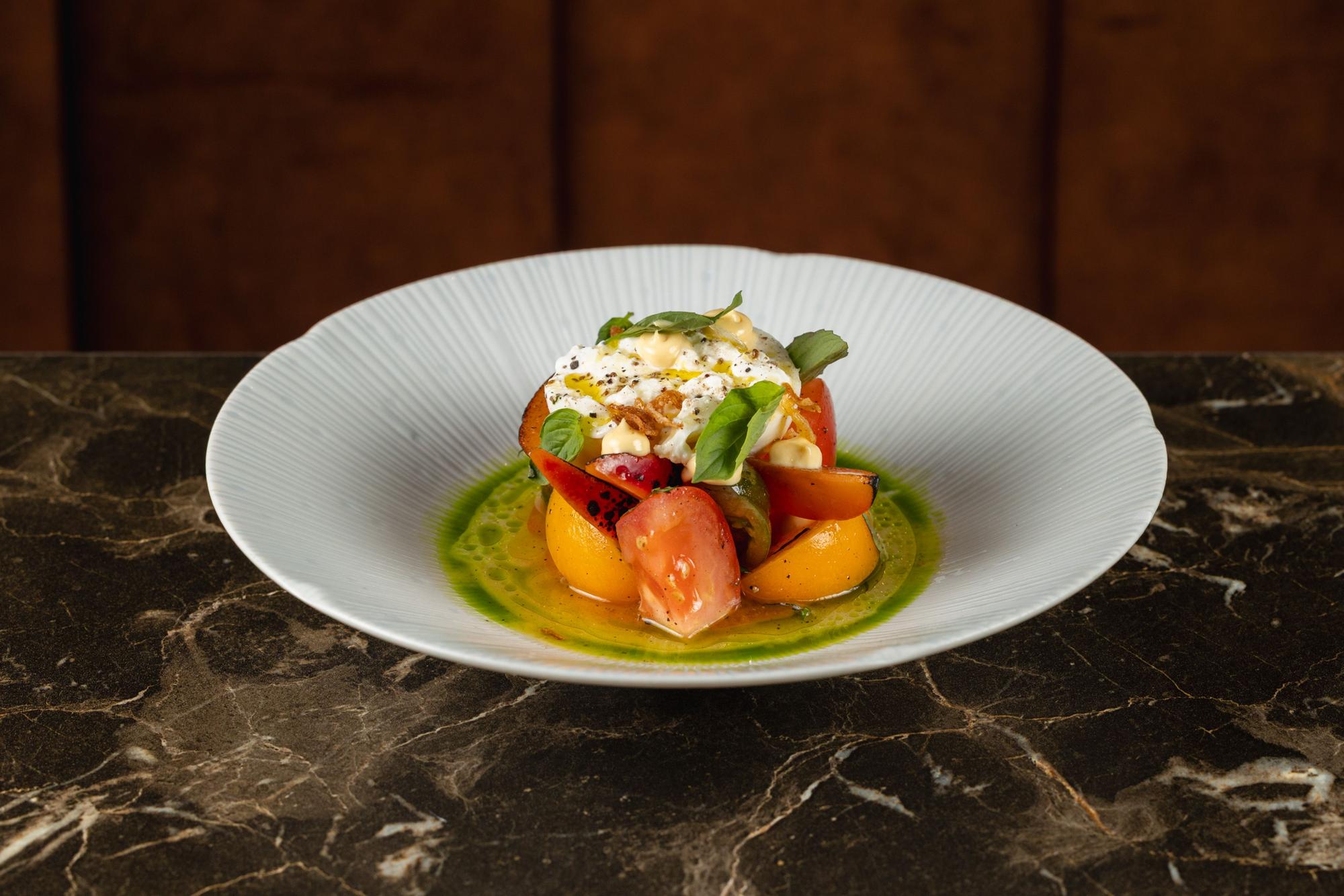 Der Inka-Tomatensalat wir mit etwas Burrata abgerundet.