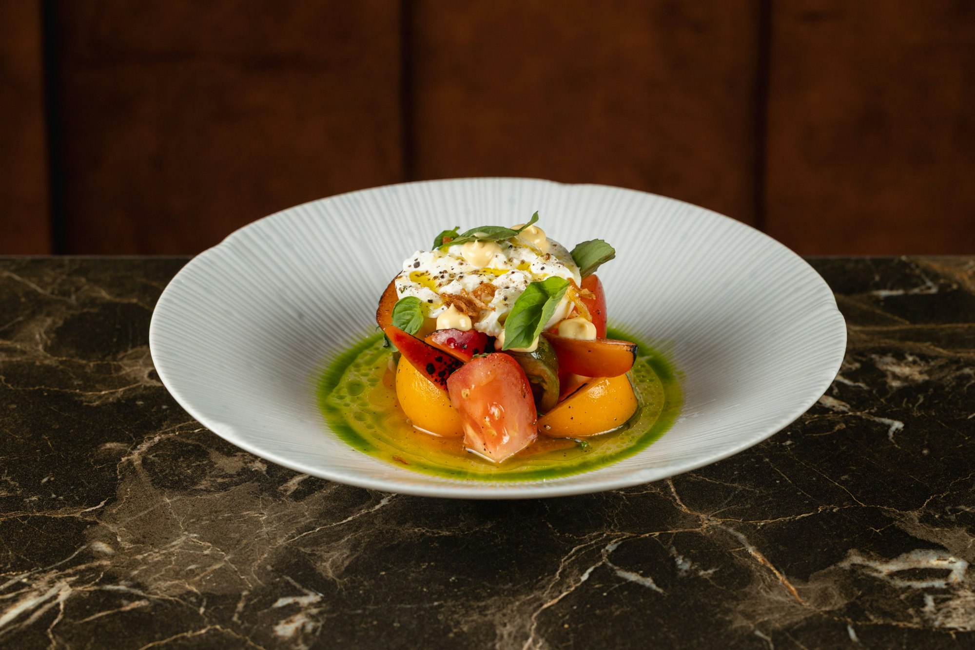 Der Inka-Tomatensalat wir mit etwas Burrata abgerundet.