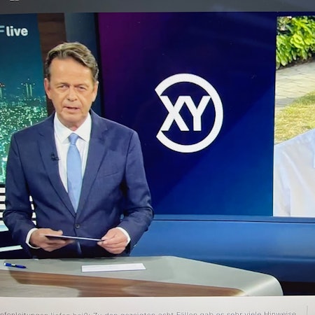 In der Sendung „Aktenzeichen XY“ hate Moderator Rudi Cerne 2024 den Mord an einem Pulheimer Rentner thematisiert.