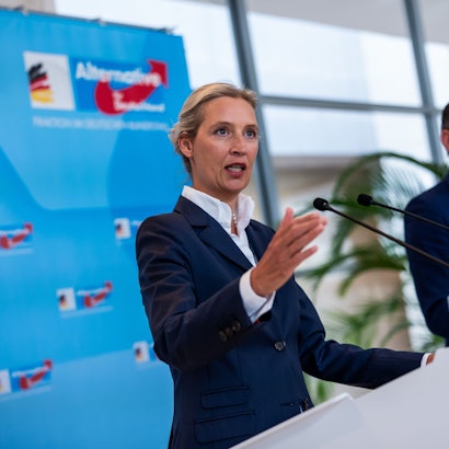 05.05.2025, Berlin: Alice Weidel (l), Fraktionsvorsitzende der AfD, spricht neben Tino Chrupalla, Co- Fraktionsvorsitzende der AfD, stehen beim Pressestatement im Bundestag. Foto: Michael Kappeler/dpa +++ dpa-Bildfunk +++