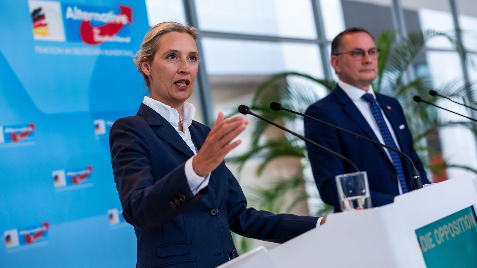 05.05.2025, Berlin: Alice Weidel (l), Fraktionsvorsitzende der AfD, spricht neben Tino Chrupalla, Co- Fraktionsvorsitzende der AfD, stehen beim Pressestatement im Bundestag. Foto: Michael Kappeler/dpa +++ dpa-Bildfunk +++