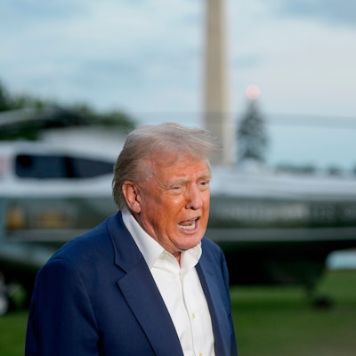 US-Präsident Donald Trump spricht mit Reportern.