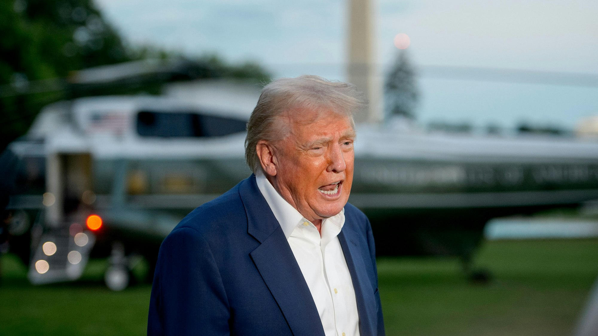 US-Präsident Donald Trump spricht mit Reportern.