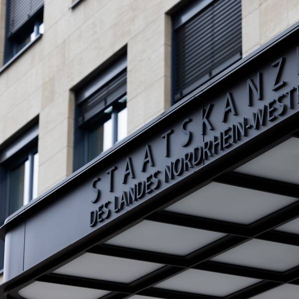 10.04.2025, Nordrhein-Westfalen, Düsseldorf: Der neue Eingang der Staatskanzlei des Landes Nordrhein-Westfalen